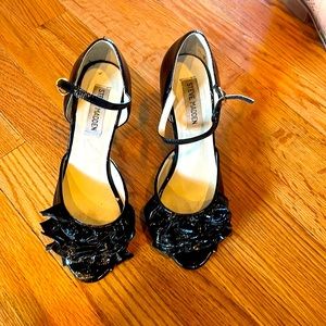 Black ruffled Steve Madden size 7